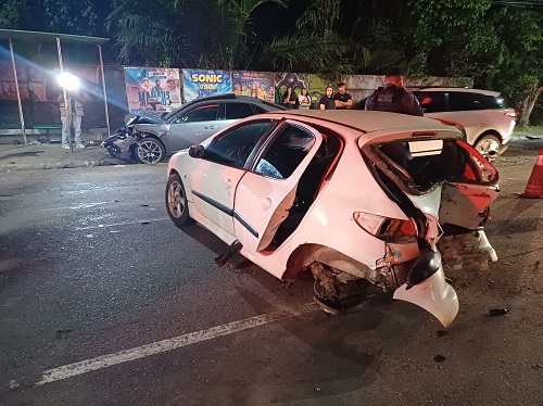 Acidente entre carros deixa 5 pessoas feridas na Ponta Negra; duas crianças estão em estado grave