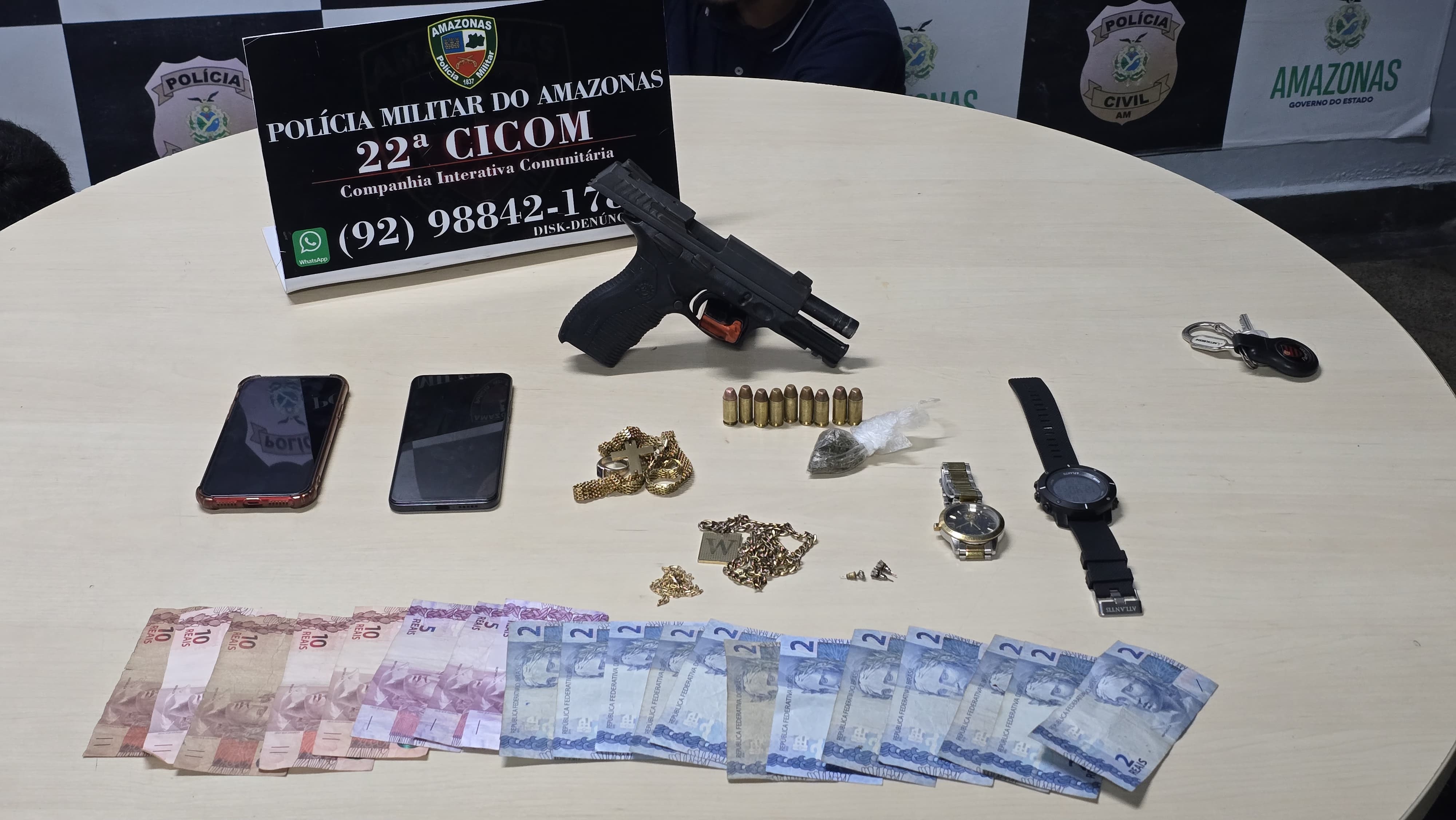 Trio suspeito de fazer arrastão em parada de ônibus é preso na Vila Amazonas