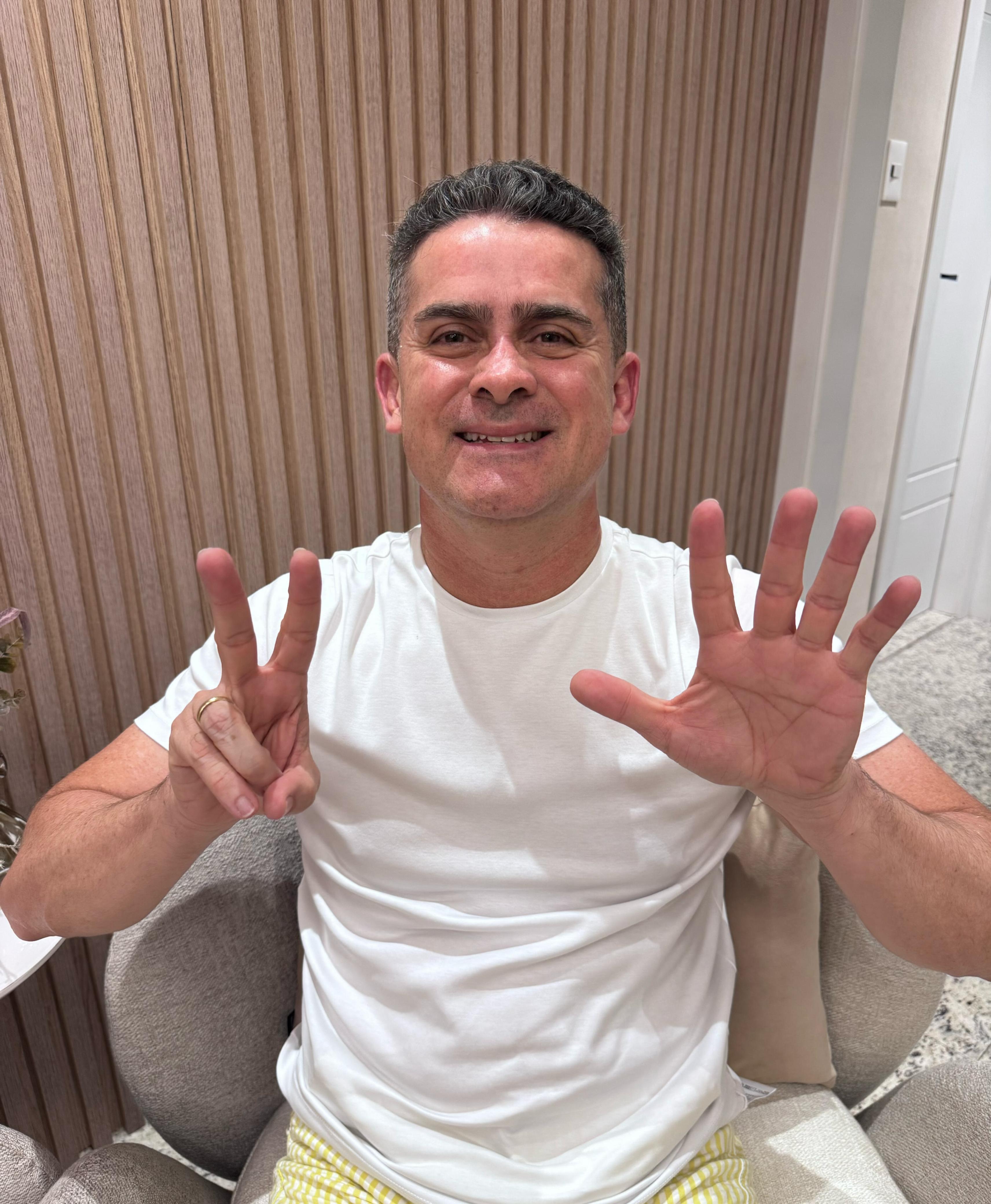 David Almeida abre live para rebater notícias falsas e destacar realizações em Manaus