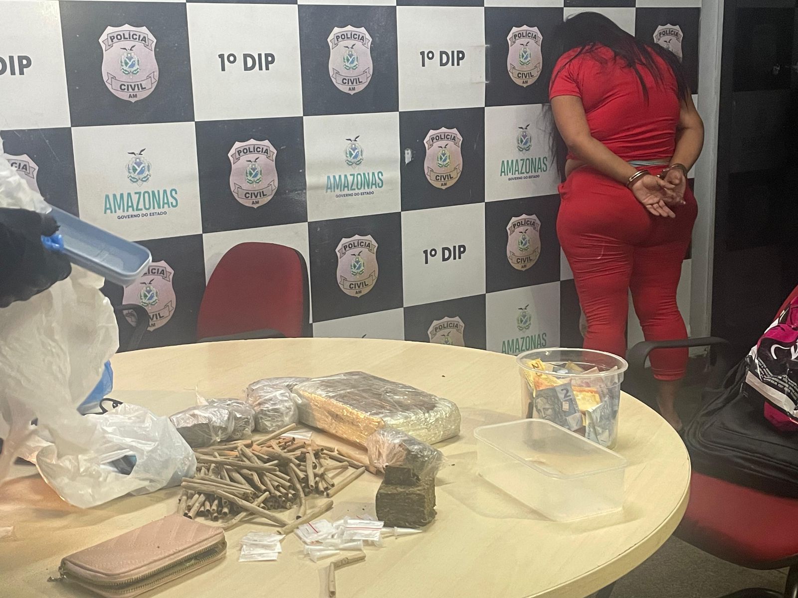 Polícia descobre mercadinho usado para vender drogas no Centro; mulher é presa
