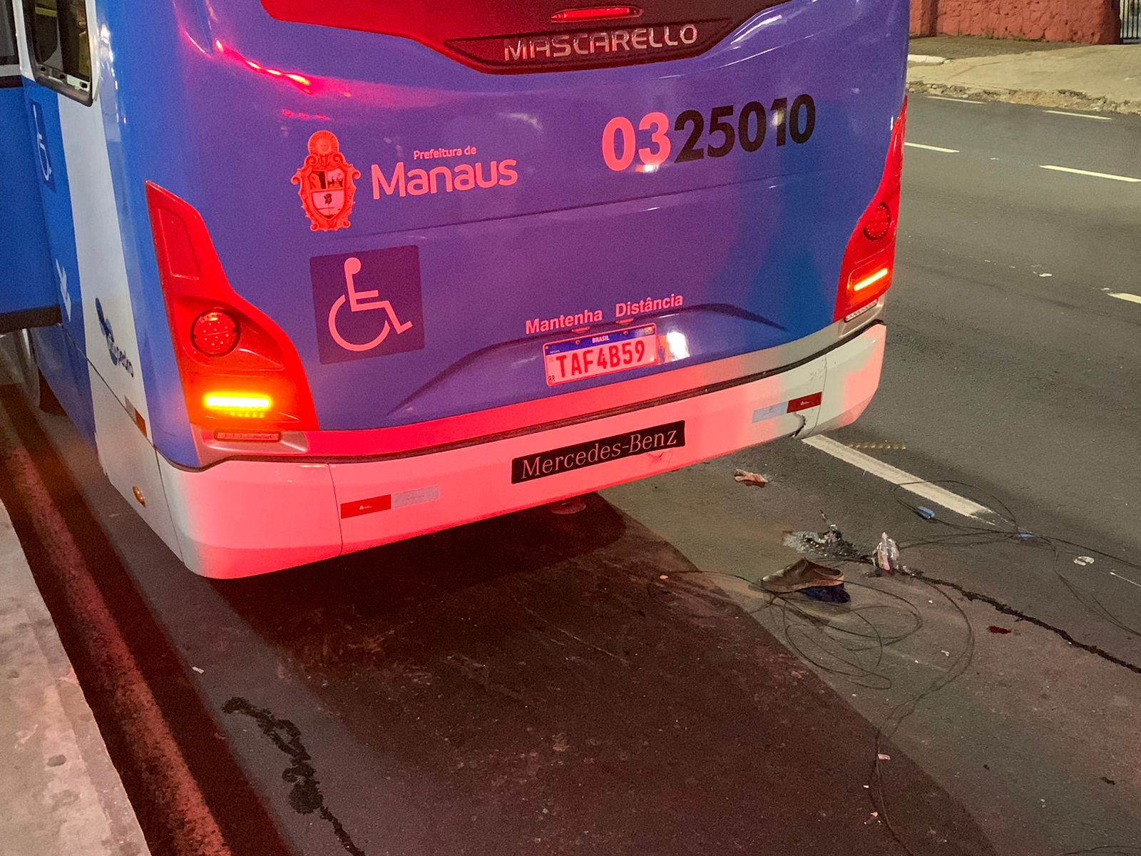 Motociclista se enrosca em fio e vai parar debaixo de ônibus na Avenida Constantino Nery