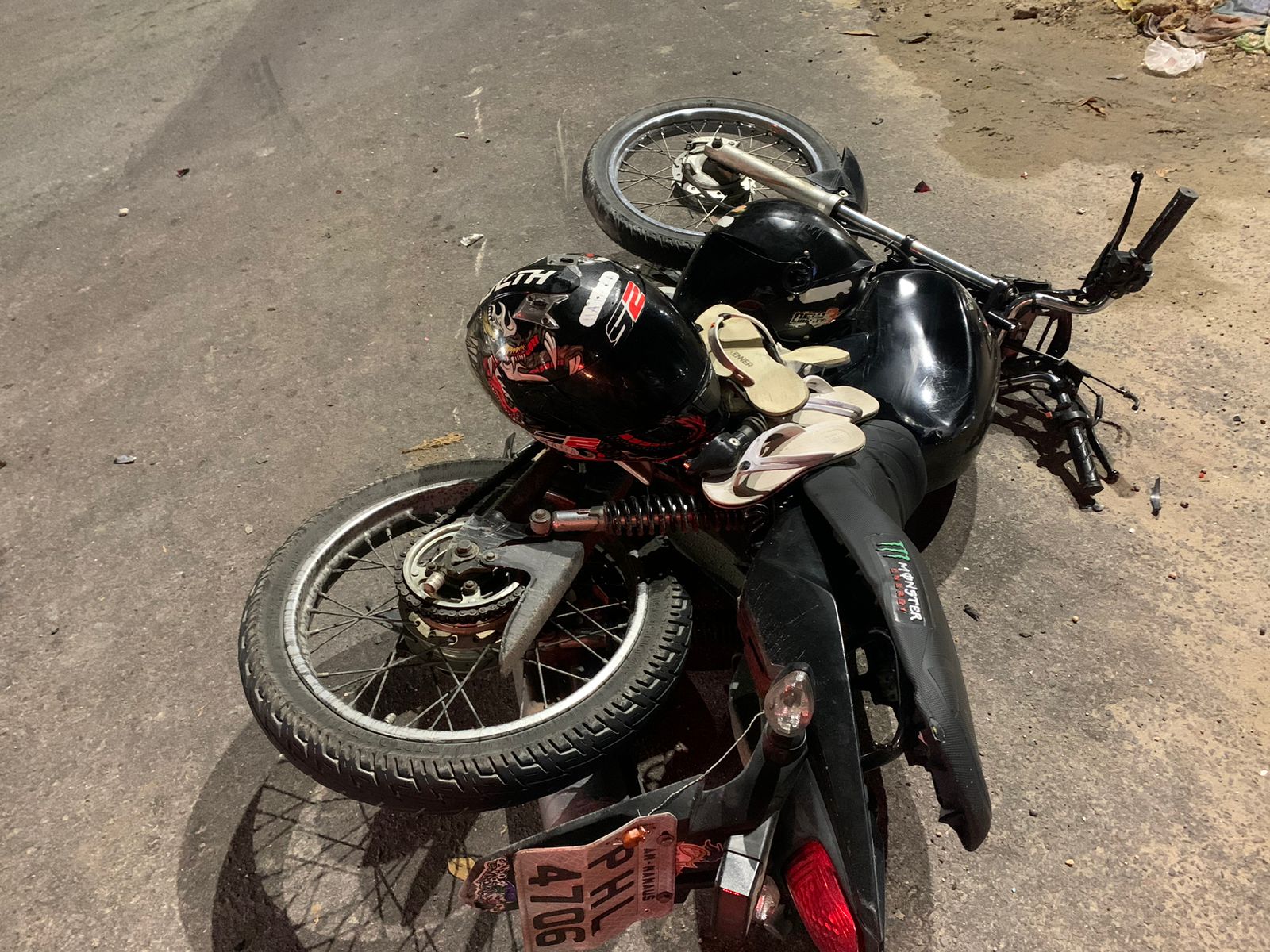 Casal e bebê em moto são atingidos por motorista de app na Cidade Nova