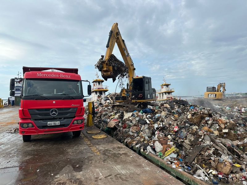 Mais de 206 toneladas de lixo são retiradas das orlas dos rios de Manaus