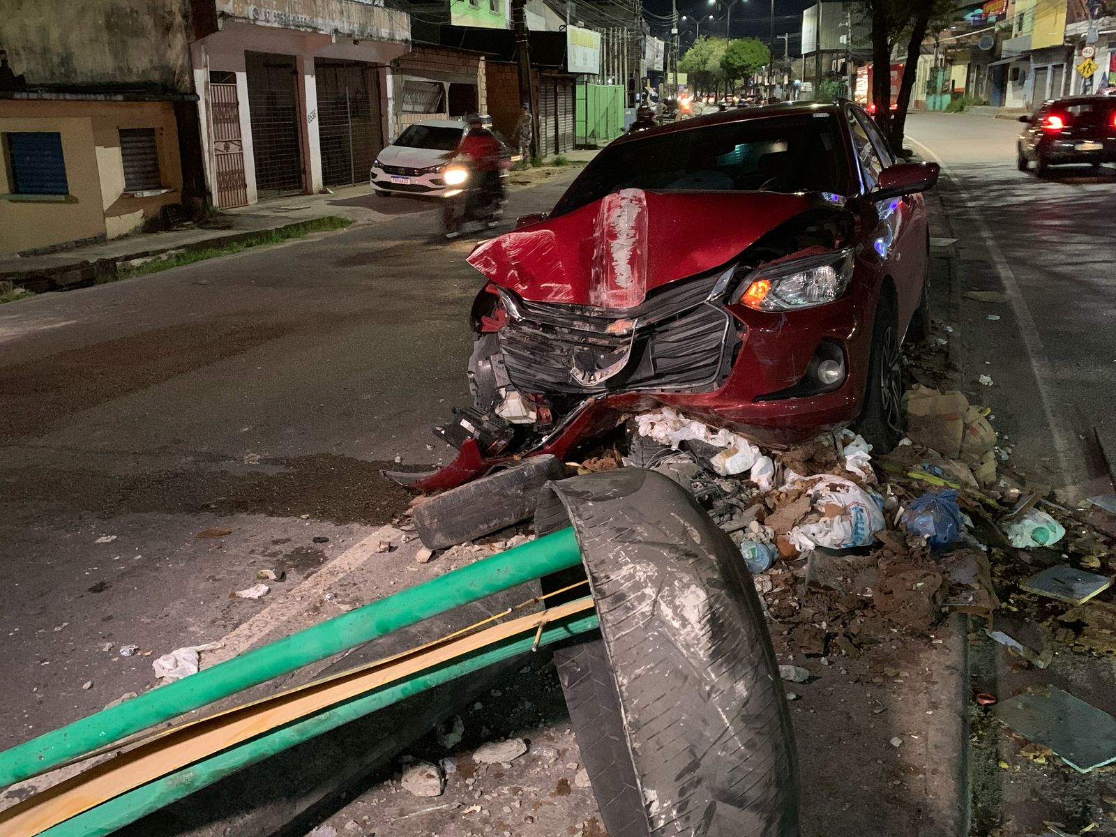 Motorista de App perde controle de carro e arranca poste no Zumbi
