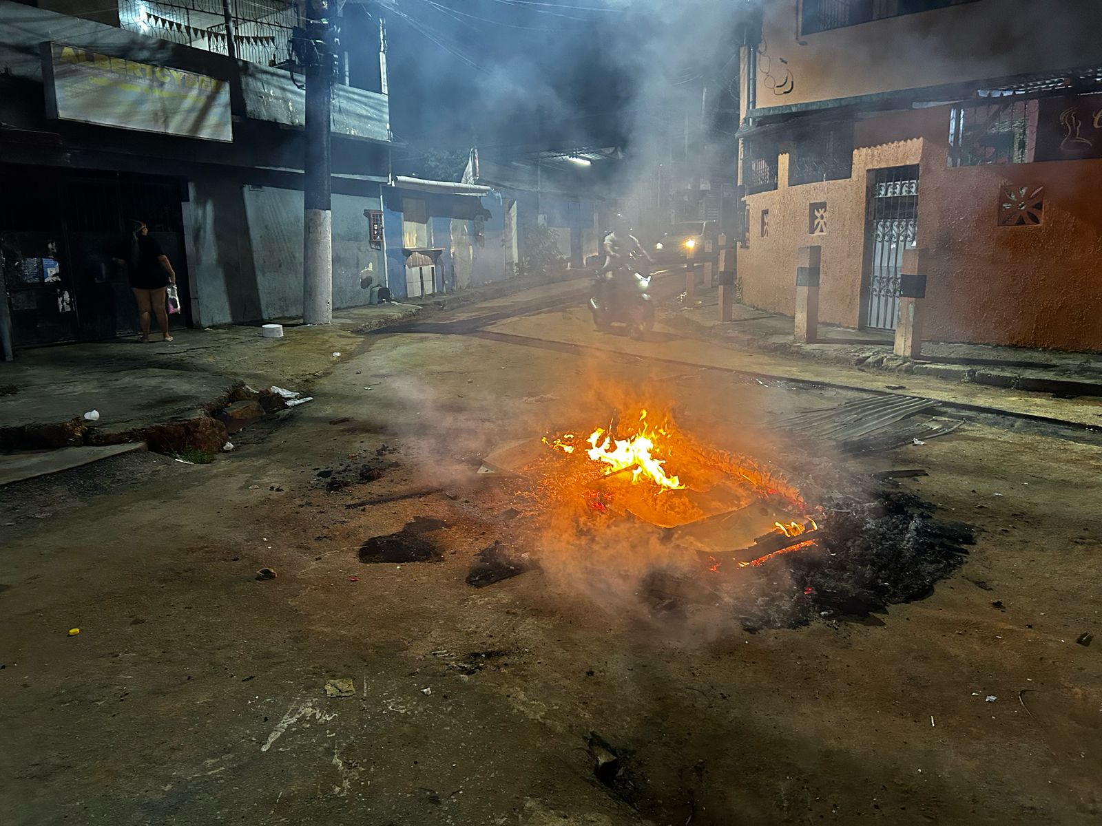Moradores protestam após ficarem mais de 12 horas sem água no Santo Agostinho