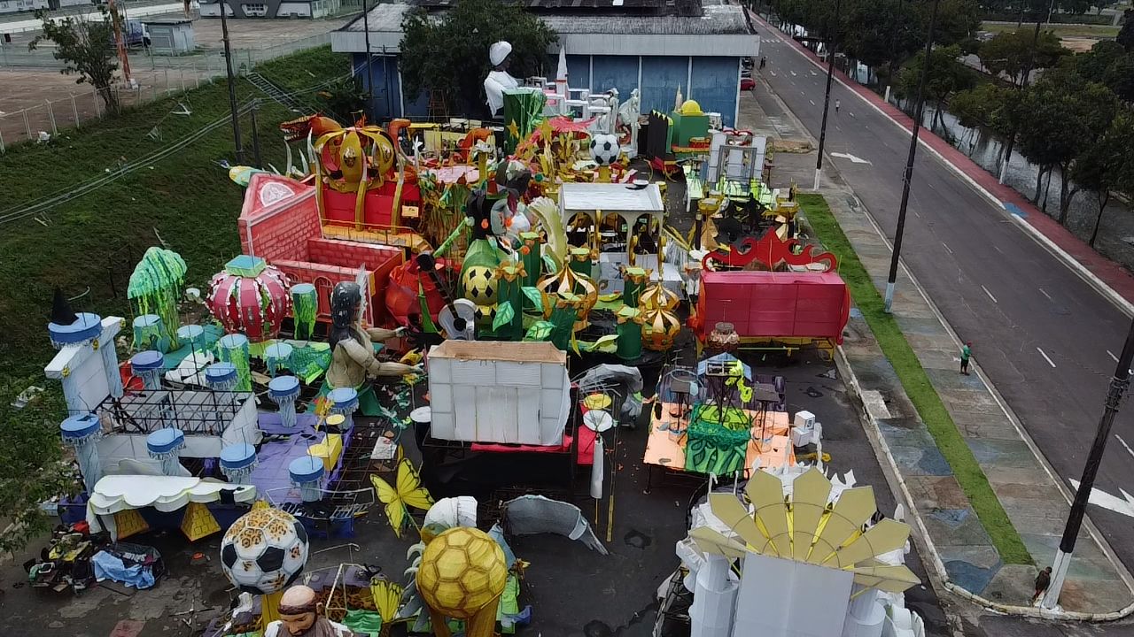 Abandonadas, alegorias de Carnaval oferecem risco de dengue em Manaus