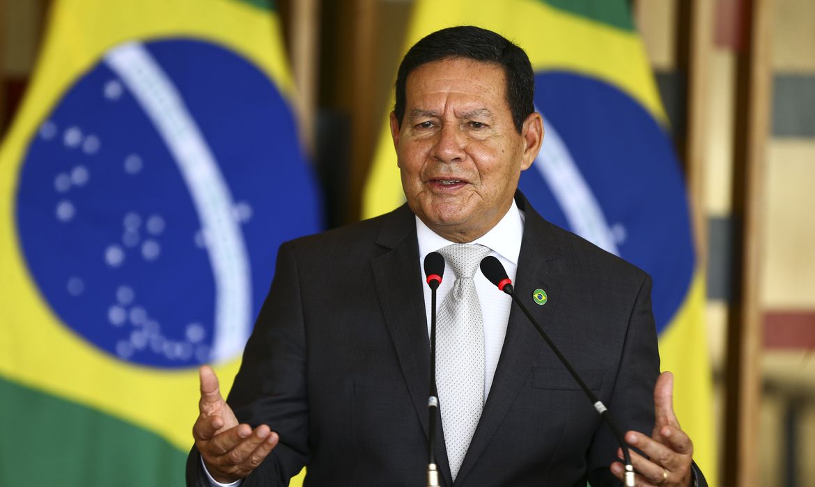 Mourão critica ataques de bolsonaristas: 'perdemos, segue o baile'