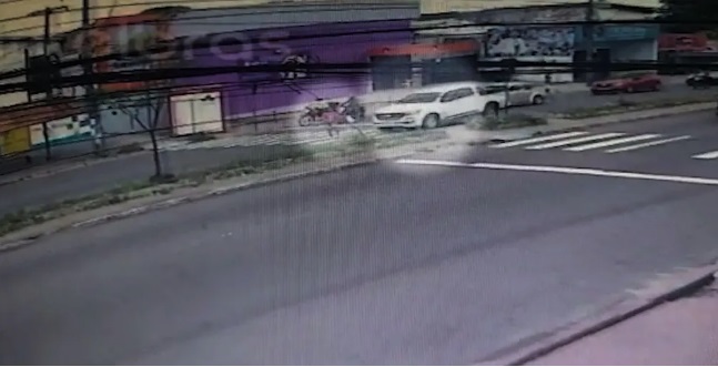 Idosa é arremessada ao ser atropelada em faixa de pedestres em Manaus