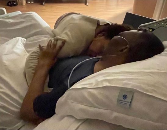 Filha de Pelé posta foto abraçada ao pai em hospital: 'seguimos aqui'