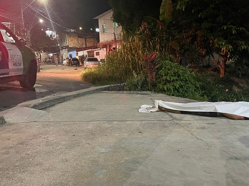 Moradores ouvem gritos por socorro e encontram corpo estirado em rua de Manaus