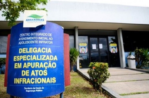 Adolescente é apreendido por ameaçar matar pai a facadas em delegacia de Manaus