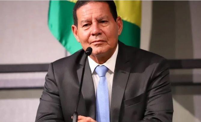 Mourão rebate ataques de filhos de Bolsonaro: 'não me rebaixo'