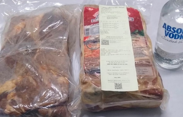 Homem é preso por furtar vodka e peças de jabá no Supermercado Assaí em Manaus