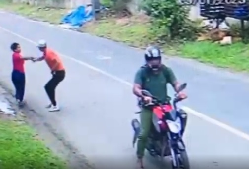 Mulher tenta correr, mas é assaltada por bandidos em plena luz do dia em Manaus; veja vídeo