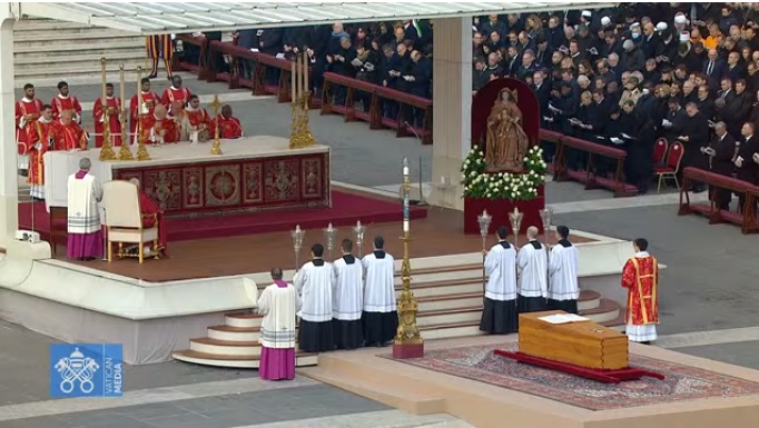 Cerca de 130 mil fiéis lotam praça de São Pedro em funeral do Papa Bento XVI