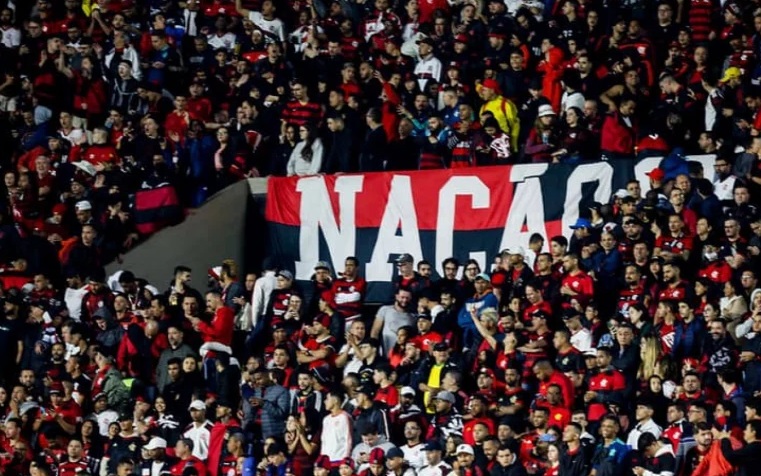 Torcida do Flamengo canta música ofensiva durante minuto de silêncio a Pelé