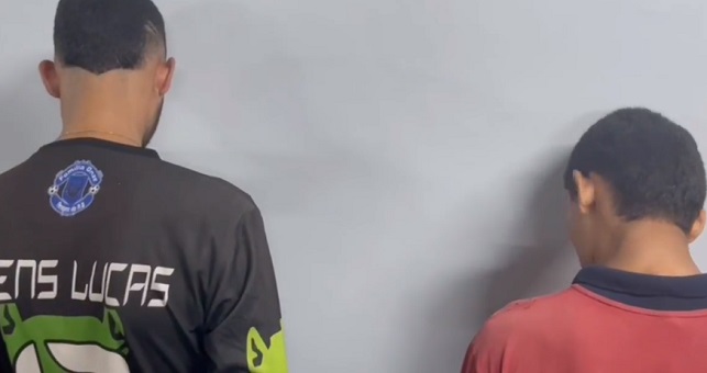 Dupla é presa ao passear de moto com arma falsa em Manaus