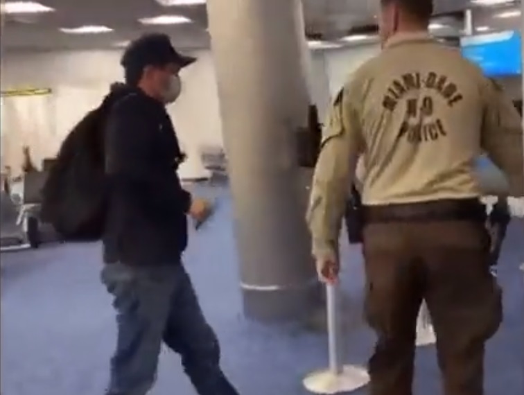 Anderson Torres é escoltado pela polícia em aeroporto dos EUA 