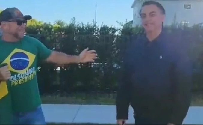 Bolsonaro limpa o rosto após ser beijado por apoiador nos EUA; veja vídeo