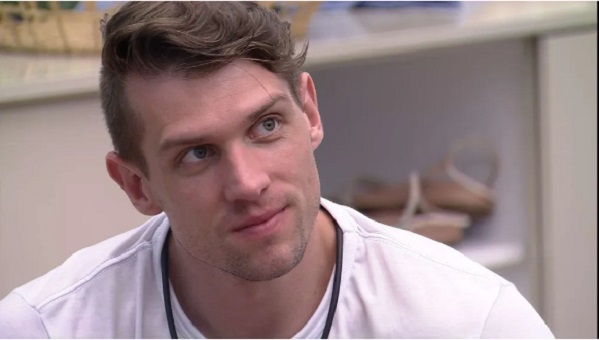 Na mira do paredão, Cristian tenta combinar votos com colegas no BBB23