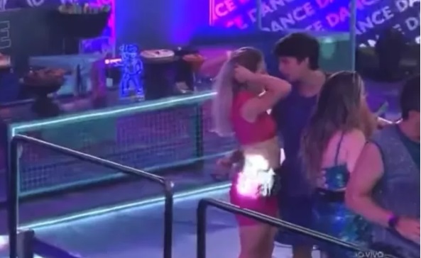 Gabriel leva fora ao tentar beijar Bruna Griphao na frente de Anitta