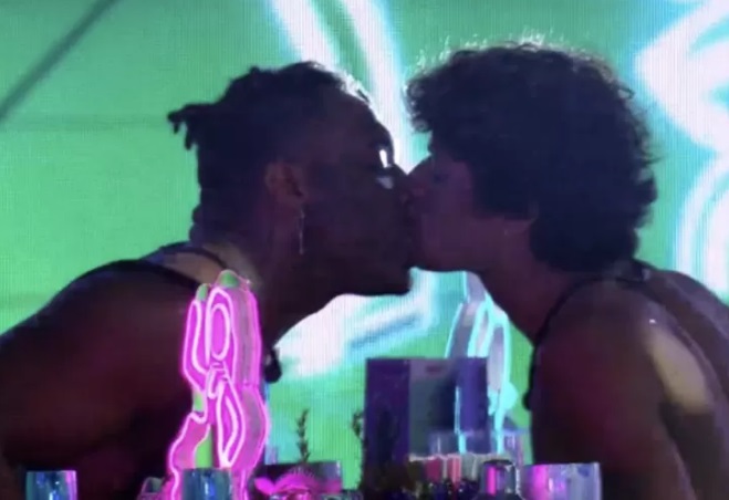 Gabriel Santana investe em Fred e brothers se beijam na festa do BBB23