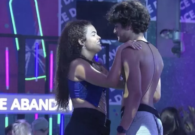 Após beijar Fred, Gabriel Santana dá em cima de Paula, mas leva fora