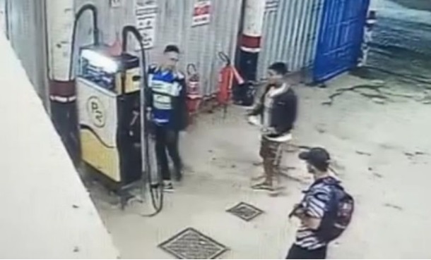 Criminosos usam faca para ameaçar frentista durante assalto a posto de combustíveis no Amazonas; vídeo
