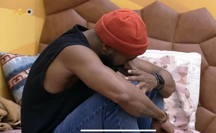 Ricardo chora no quarto após eliminação de Paula