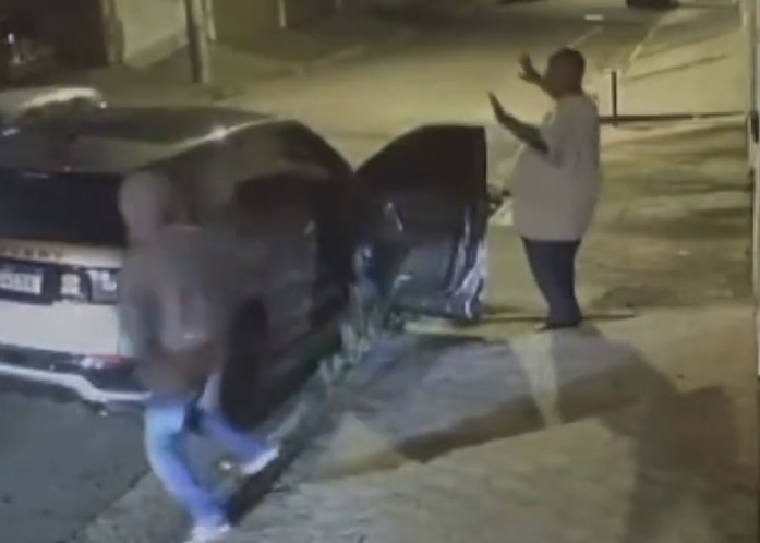 Péricles é rendido e tem carro roubado em São Paulo; veja vídeo