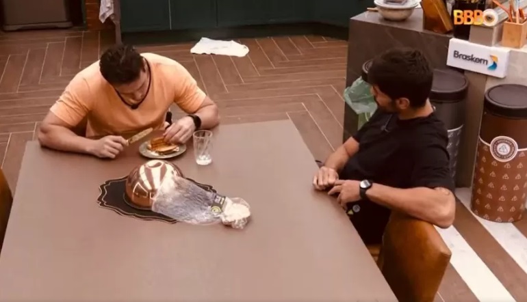 Cara de Sapato tira satisfação com Gustavo sobre plano de Cristian