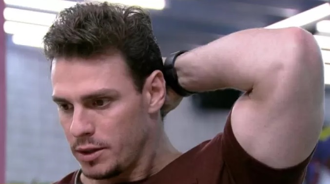 Gustavo reflete após recado de Tadeu sobre intolerância religiosa: 'não falei por mal'