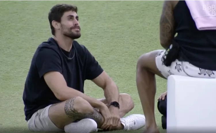 Cara de Sapato brinca ao chamar Whindersson Nunes para o ringue