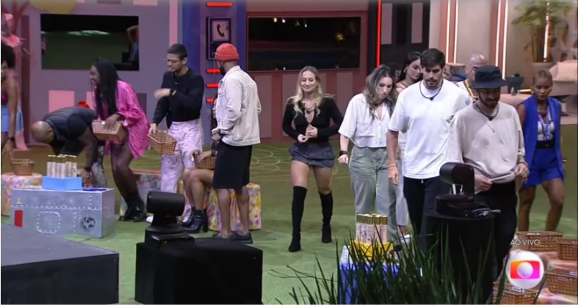 Gabriel Santana reclama de peido durante jogo da discórdia