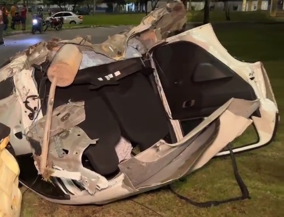 Carro fica despedaçado após bater em dente de dragão em Manaus