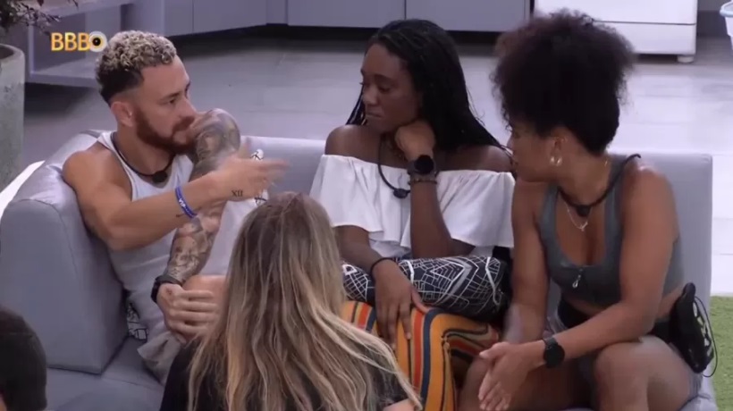 Fred acusa Marvvila de 'botar pilha' em Sapato para beijar Dania; vídeo