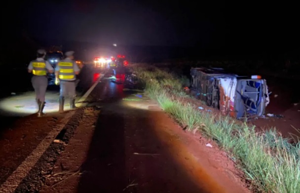 Ônibus de excursão religiosa capota e deixa 8 mortos em São Paulo