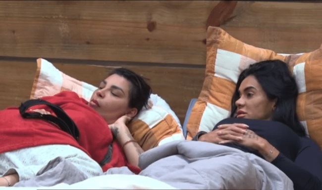 A Fazenda: Jenny diz que cabelo de Lily está 'cheio de lêndea'