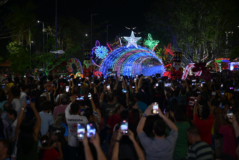 Com túnel de luzes e neve, ‘Natal das Águas’ é lançado na Ponta Negra em Manaus