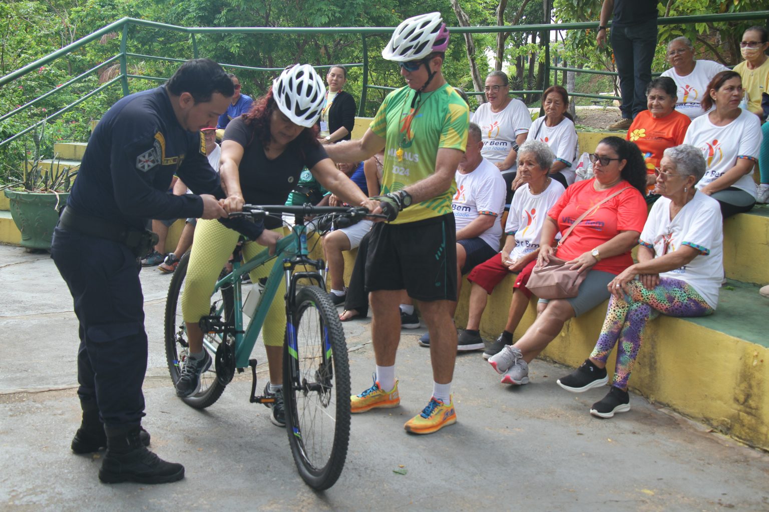 Projeto ensina idosos a andar de bicicleta em Manaus