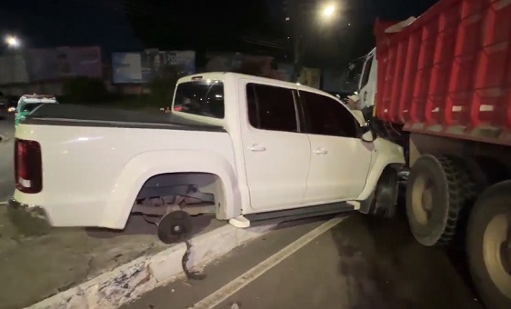 Acidente entre caçamba e carro deixa uma pessoa ferida em Manaus