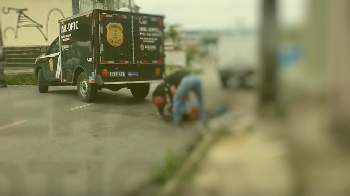 Moradores encontram homem morto no meio da rua em Manaus
