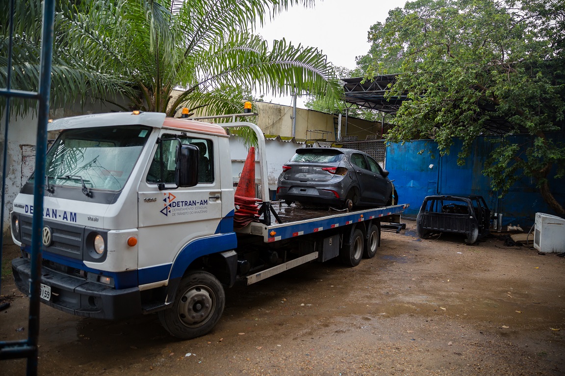 Fiscalização do Detran atua na regularização de empresas de desmonte de veículos em Manaus