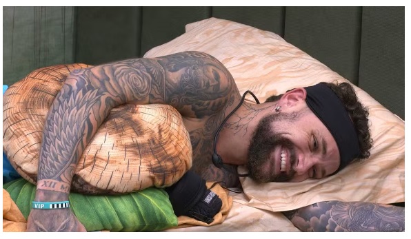 Vinicius leva mais um fora de Isabelle após afirmar que espera 'sinal verde' para beijar a sister