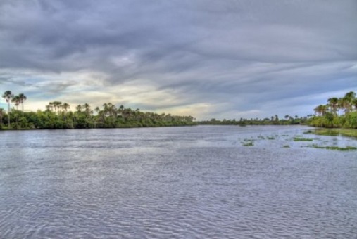 Idoso desaparece após voadeira naufragar no Rio Amazonas