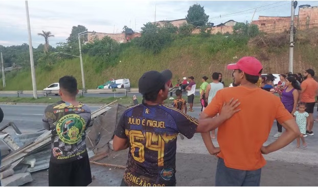 Moradores protestam após acidente com carreta no Tarumã