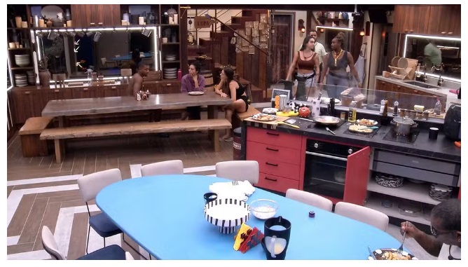 Giovanna avalia emoji da líder Raquele: 'Pode ser pela aproximação com os dois grupos'