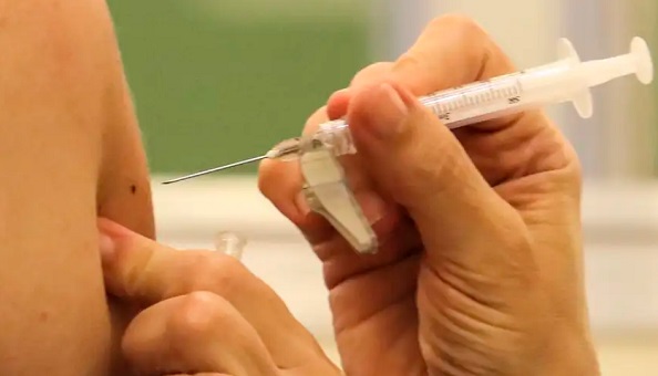 Ministério da Saúde pode suspender vacinação da dengue em escolas após reações alérgicas