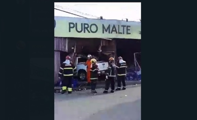 Bar destruído por carro anuncia que vai 'fechar as portas' em Manaus