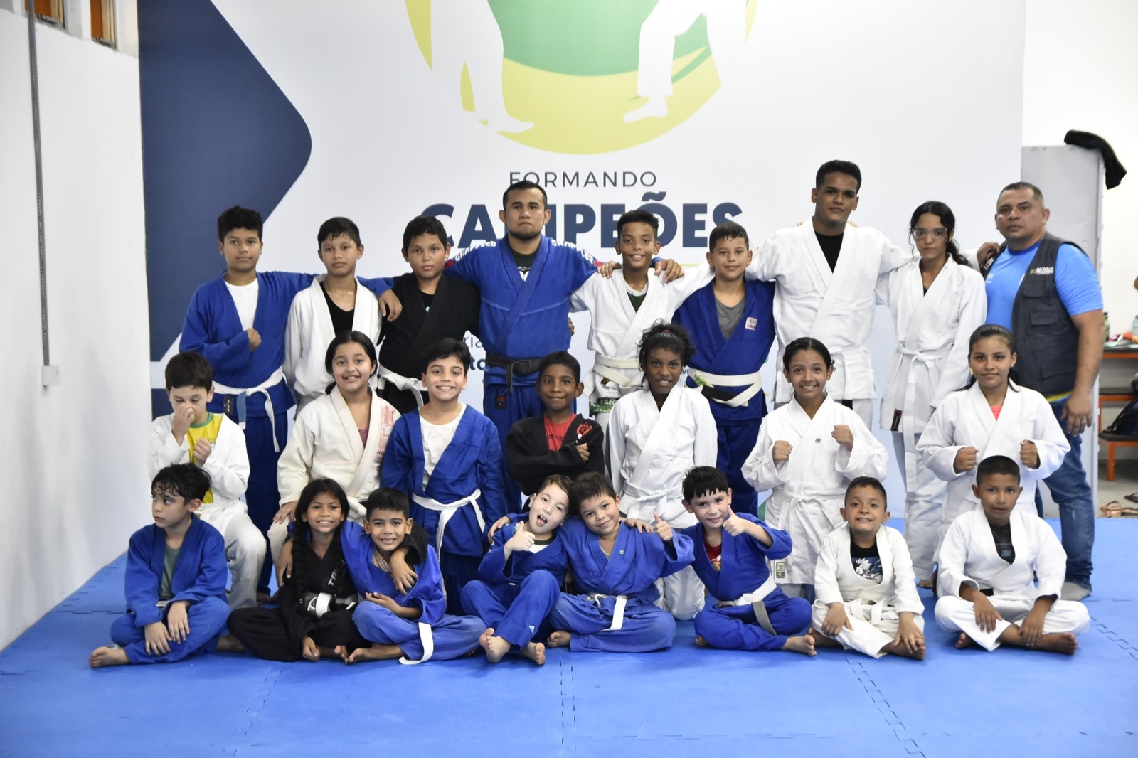 Aulas de lutas contribuem para disciplina, concentração e respeito de alunos no Amazonas